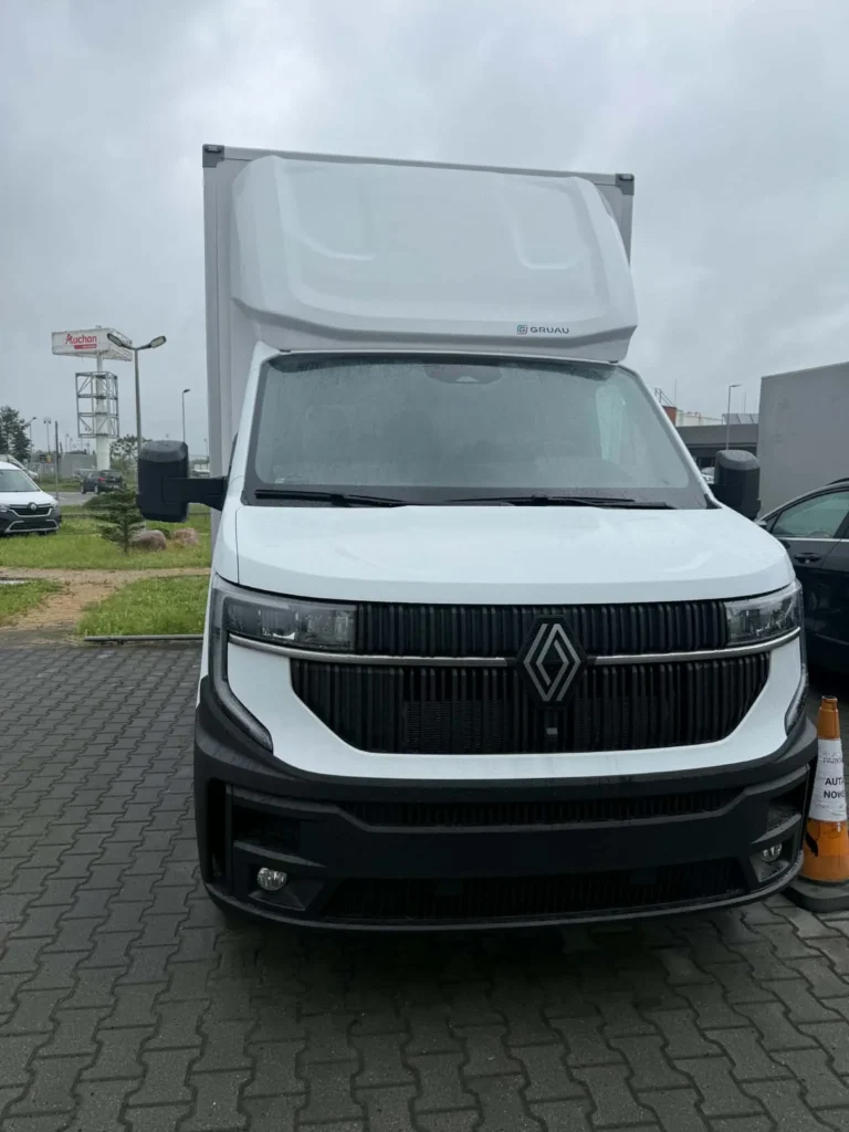 Renault Master z kontenerem na wynajem widok z przodu