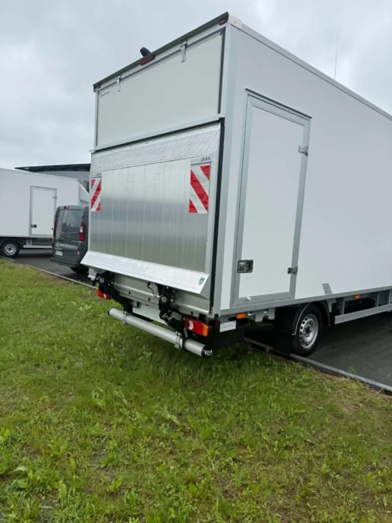 Renault Master kontener z windą załadunkową